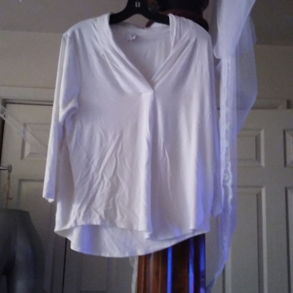 White blouse - Picture 1 of 4